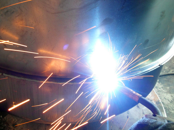 小型攪拌機外部焊接技術,保證無縫焊接--河北東圣吊索具制造有限公司--小型攪拌機|石材夾具|液壓堆高車|手動叉車