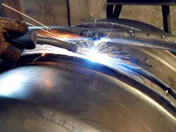 小型攪拌機外部焊接技術,保證無縫焊接--河北東圣吊索具制造有限公司--小型攪拌機|石材夾具|液壓堆高車|手動叉車