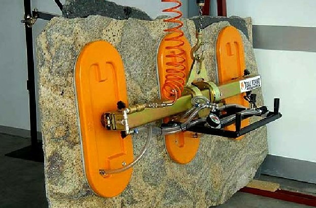 石材大板夾使用現場作業拍攝--河北東圣吊索具制造有限公司--小型攪拌機|石材夾具|液壓堆高車|手動叉車