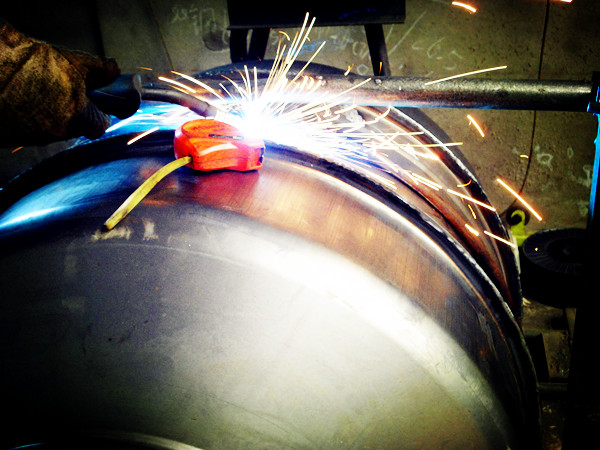 清洗型食品小型攪拌機焊接車間焊接瞬間品展示--河北東圣吊索具制造有限公司--小型攪拌機|石材夾具|液壓堆高車|手動叉車 清洗型食品小型攪拌機焊接車間焊接瞬間品展示--河北東圣吊索具制造有限公司--小型攪拌機|石材夾具|液壓堆高車|手動叉車