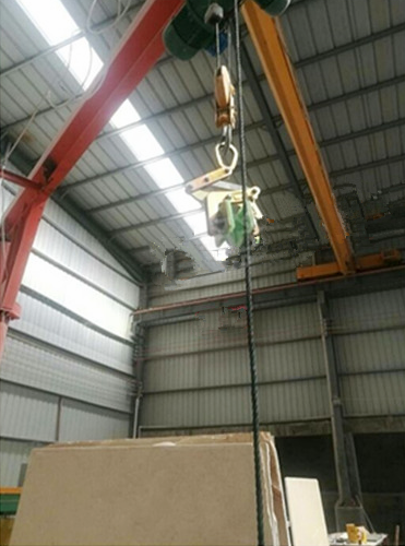 大板夾與卷揚機配合使用吊裝板材原料--河北東圣吊索具制造有限公司 大板夾與卷揚機配合使用吊裝板材原料--河北東圣吊索具制造有限公司