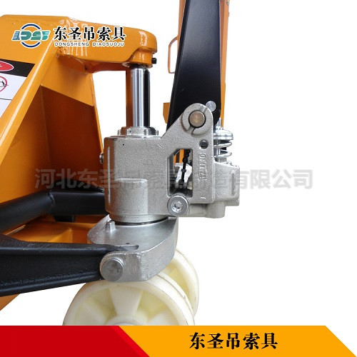 手動液壓叉車使用--河北東圣吊索具制造有限公司--小型攪拌機|手動叉車|液壓堆高車|手動叉車 手動液壓叉車使用--河北東圣吊索具制造有限公司--小型攪拌機|手動叉車|液壓堆高車|手動叉車