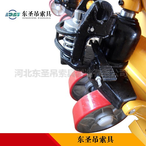 手動液壓叉車使用--河北東圣吊索具制造有限公司--小型攪拌機|手動叉車|液壓堆高車|手動叉車 手動液壓叉車使用--河北東圣吊索具制造有限公司--小型攪拌機|手動叉車|液壓堆高車|手動叉車