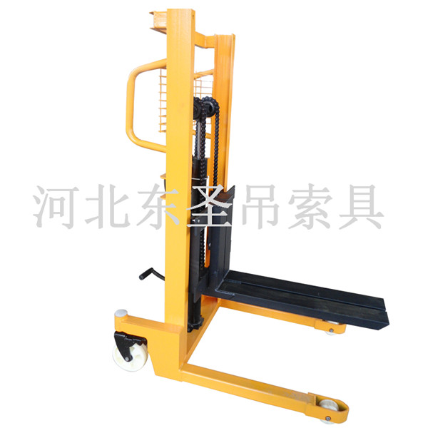 手動液壓堆高車使用--河北東圣吊索具制造有限公司 手動液壓堆高車使用--河北東圣吊索具制造有限公司