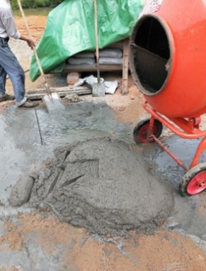 1200L自動卸料小型攪拌機作業現場--河北東圣吊索具制造有限公司--小型攪拌機|液壓堆高車|手動叉車|石材夾具